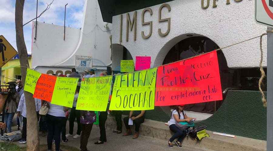 Trabajadores del IMSS crean sindicato y exigen la salida de la delegada en Oaxaca