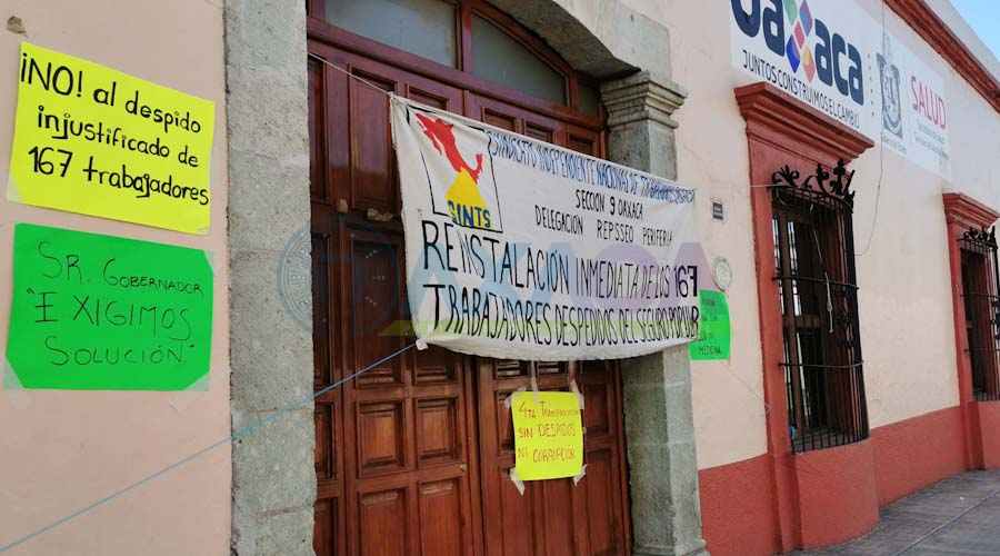 Trabajadores del Seguro Popular protestan en la Secretaría de Salud de Oaxaca