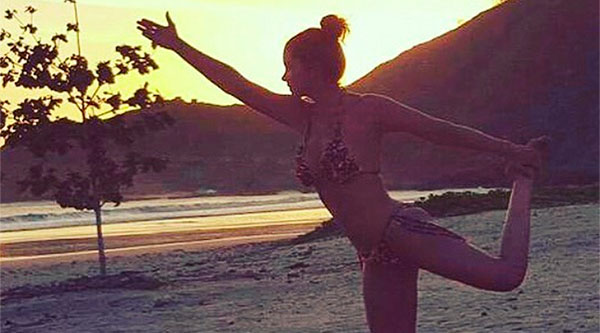Lucero luce espectacular figura practicando yoga