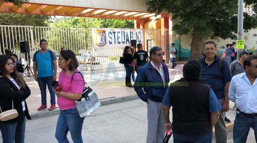 Bloqueo y toma de instalaciones por sindicalizados de la UABJO; exigen pagos