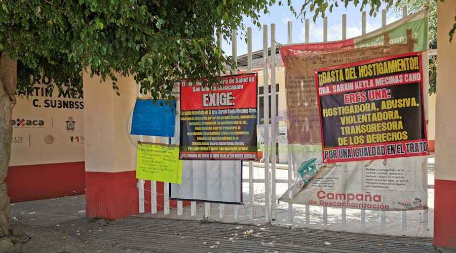 Con toma de instalaciones personal del Centro de Salud de San Martín Mexicapam exige salida de directora