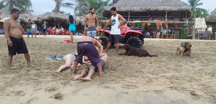 Salvavidas rescatan a pareja que se ahogaba en Playa de Oaxaca