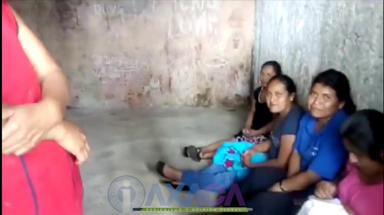 Video: Siete mujeres fueron detenidas por no prestar trastes para fiesta de Alotepec, Oaxaca