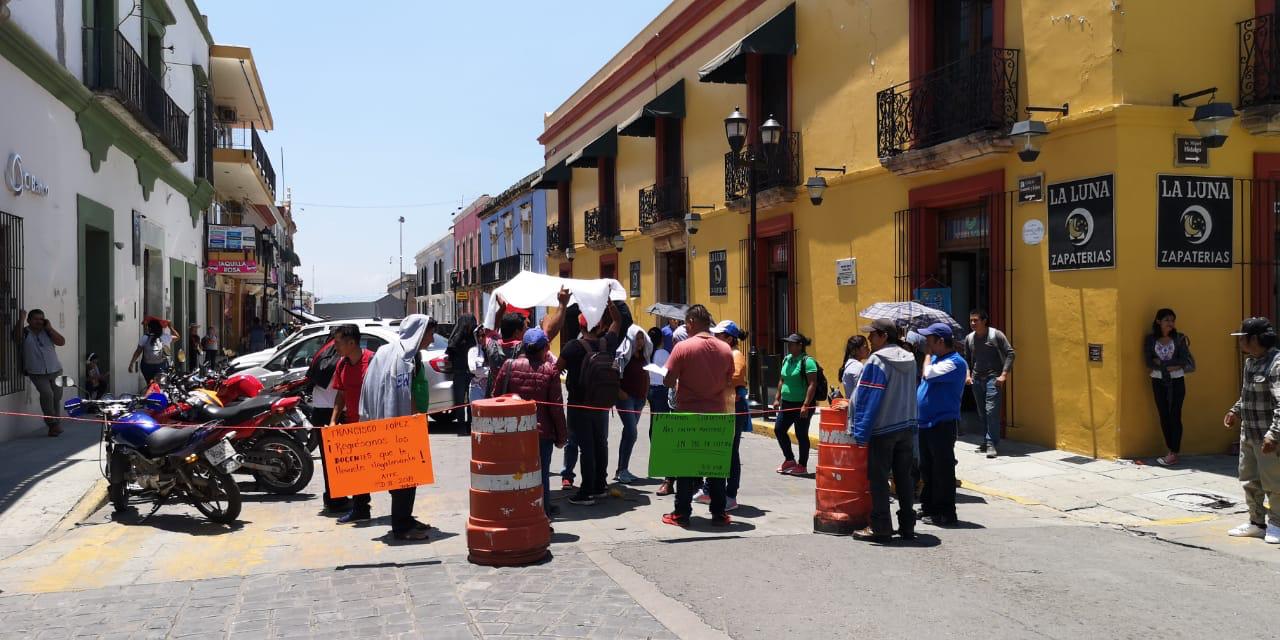 Sección 22 toma edificio sindical y bloque Armenta y López, Oaxaca