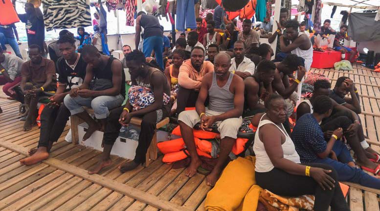 Buque de rescate español logra a evacuar a 9 migrantes de 160