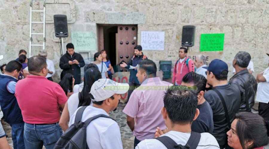 Catedráticos protestan en la Casa de la Cultura de Oaxaca por despido de personal