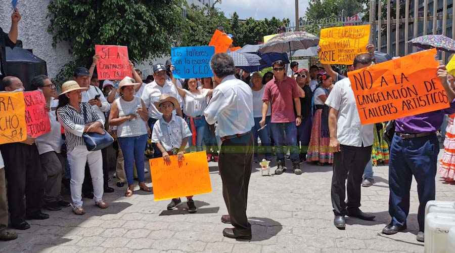 Marchan trabajadores de la Casa de la Cultura de Oaxaca para exigir pagos