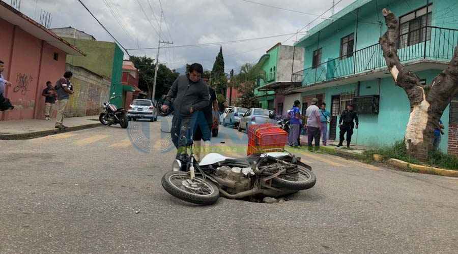 Imprudente motociclista choca con vehículo en 5 Señores