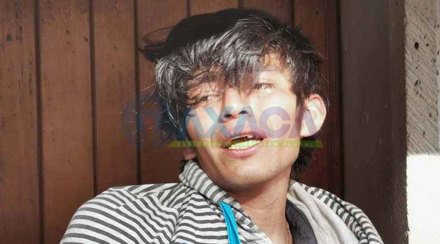 Joven adicto a las drogas golpeó e intento ingresar a las oficinas del IMSS, Oaxaca