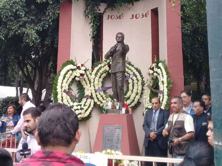 Fans de José José lo homenajean con sus mejores éxitos en la colonia Clavería