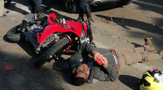 Alta velocidad provoca choque entre moto y camioneta, sobre la Calzada Niños Héroes, Oaxaca