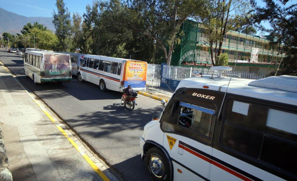 Normalistas retienen urbanos y toman caseta de cobro en Huitzo, Oaxaca
