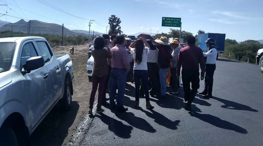 Con bloqueo vecinos de Tlacolula exigen reductores de velocidad sobre la 190, Oaxaca