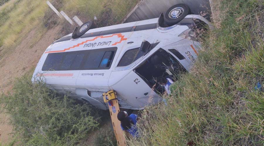Muere conductor de urvan que volcó en Ocotlán, Oaxaca