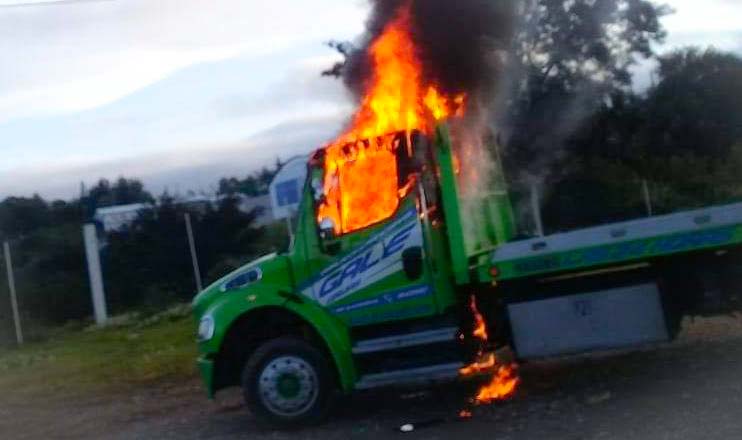 Mototaxistas incendian grúas en Nochixtlán, Oaxaca