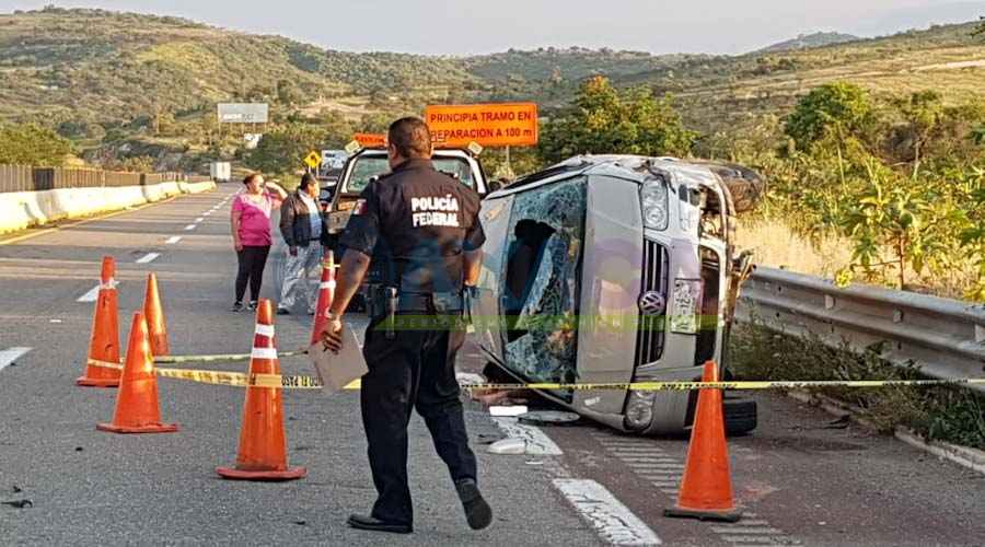 Dos mujeres pierden la vida en volcadura de vehículo sobre la autopista en el tramo Oaxaca-Huitzo