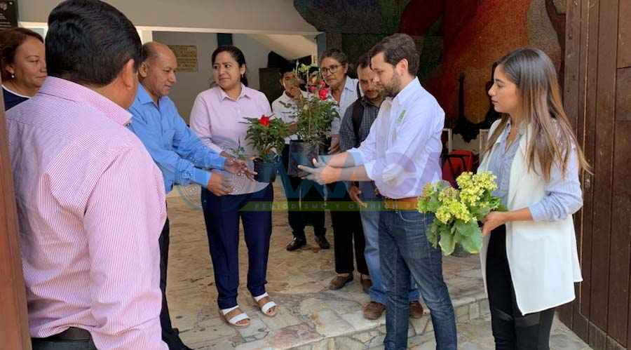 Dona Partido Verde plantas de ornato a bachillerato de la UABJO