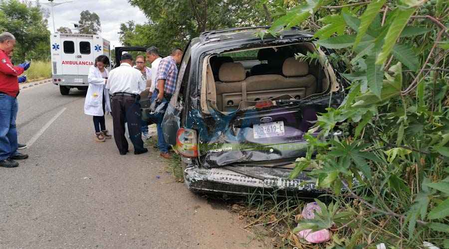 Dos lesionados deja choque entre ambulancia y particular en Tlalixtac, Oaxaca