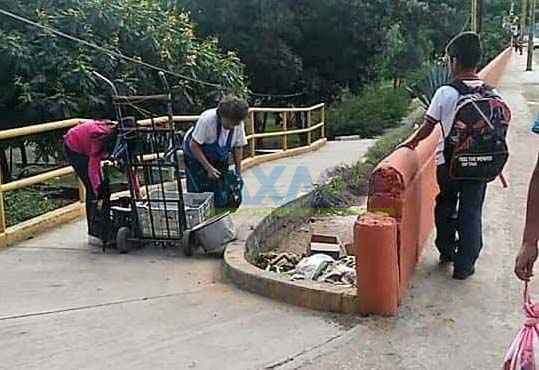 Vieja cochina, puerca y asquerosa: denuncian ciudadanos a mujer por tirar basura
