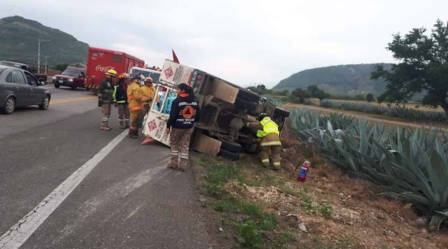 Vuelca camión de la empresa Gas de Oaxaca en la carretera a Tlacolula