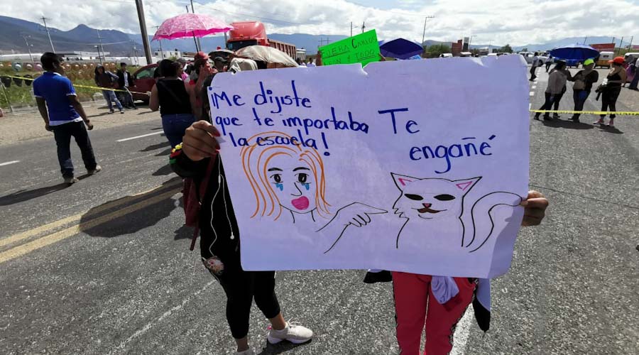 Más de ocho horas dura bloqueo en Tlacolula; padres de familia se oponen a reubicación de escuelas