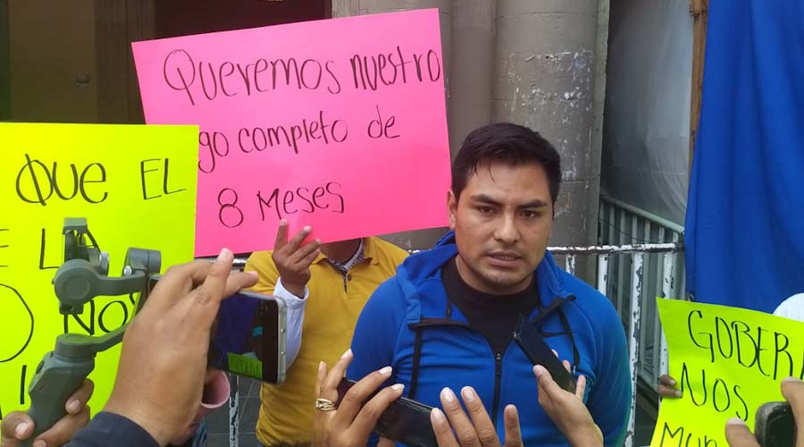 Trabajadores de viveros exigen pagos al director de COESFO, Aarón Juárez