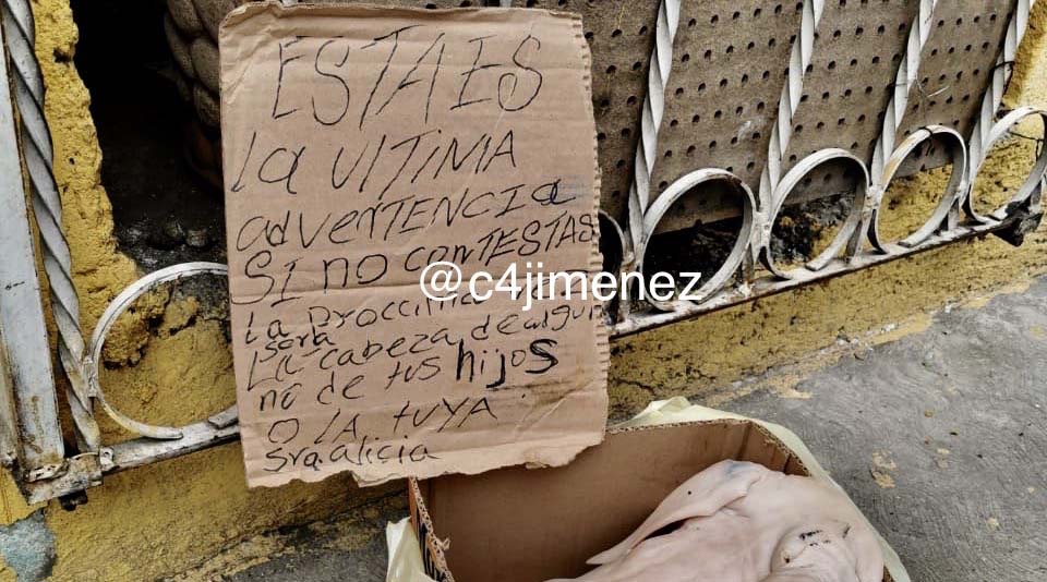 Le dejan cabeza de cerdo a vendedora de quesadillas para extorsionarla Le dejan cabeza de cerdo a vendedora de quesadillas para extorsionarla