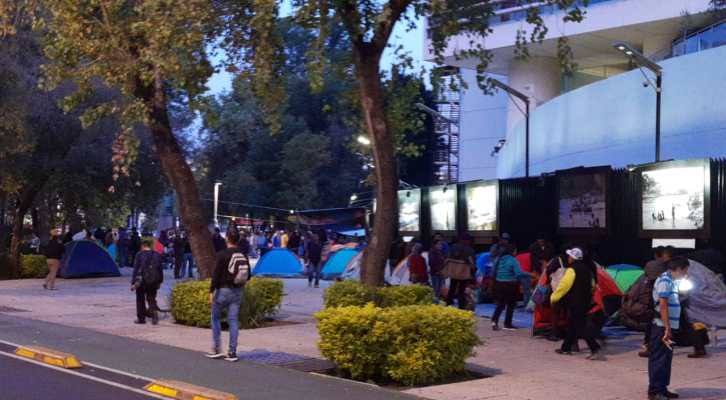 CNTE se va a plantón afuera del Senado de la República CNTE se va a plantón afuera del Senado de la República