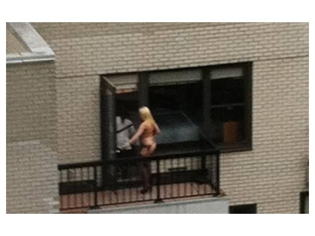 Pareja que tenía sexo en tercer piso de edificio, muere al caer