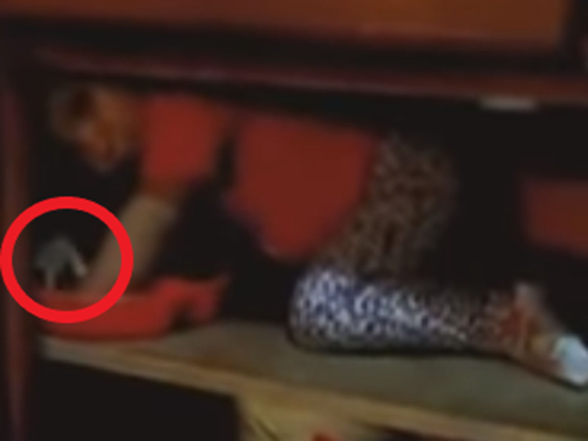 Video: Captan a fantasma tocando cabello de niña mientras jugaba