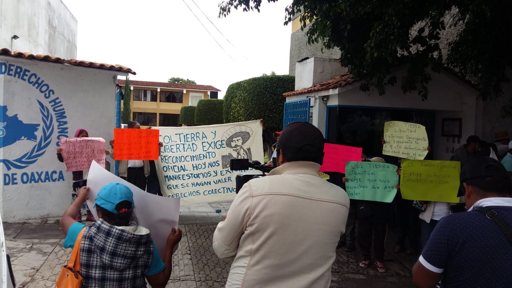 Protesta en la DDHPO por habitantes de Etla, Oaxaca