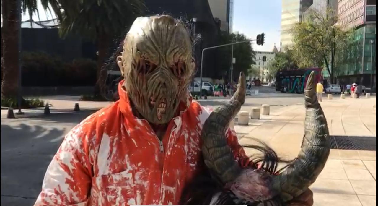 Ataque zombie en la CDMX; llegan al zócalo capitalino