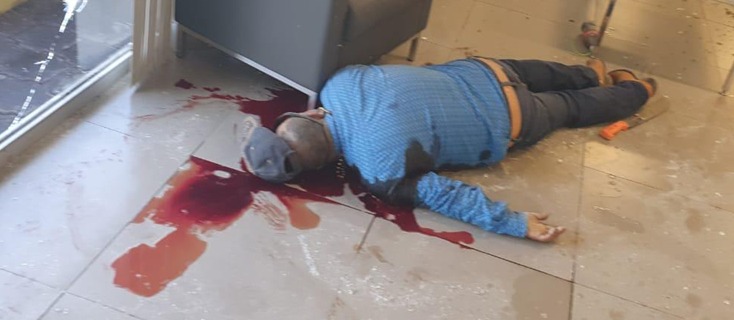 Policías matan a hombre que con machete en mano ingresó a sucursal bancaria