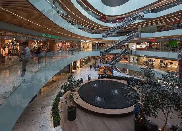 Comando armado asalta iShop en plaza comercial