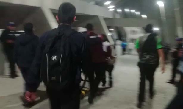 Aficionado del América se avienta del estadio Azteca al caer el quinto gol