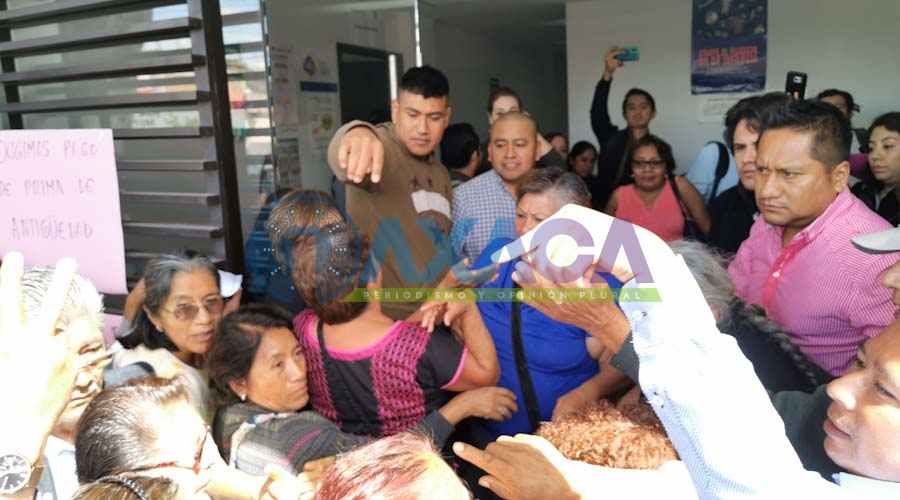 Entre jalones y consignas jubilados de la Sección XXII exigen pagos