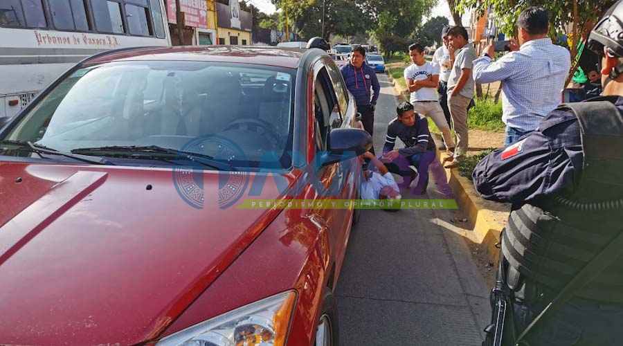 Imprudente conductor de taxi atropella a su colega frente a la Colonia Arboleda, Oaxaca