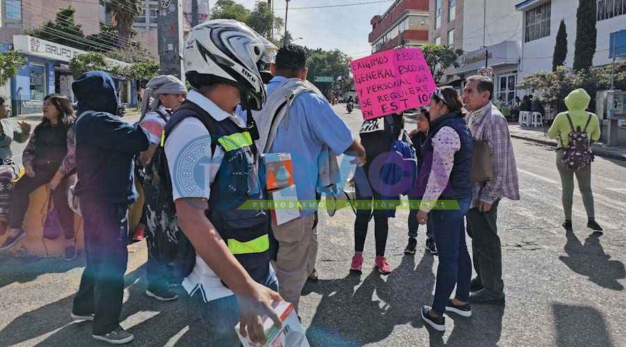 Desquician a la ciudad bloqueo en el ADO por padres de familia de la secundaria 106, Oaxaca