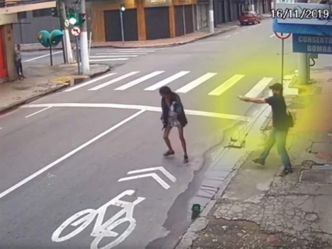 Mujer corre para pedir una moneda y recibe disparos