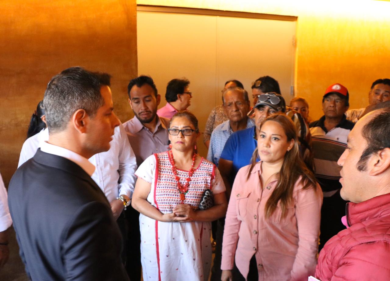 Entrega Confederación Libertad pliego petitorio a Murat Hinojosa