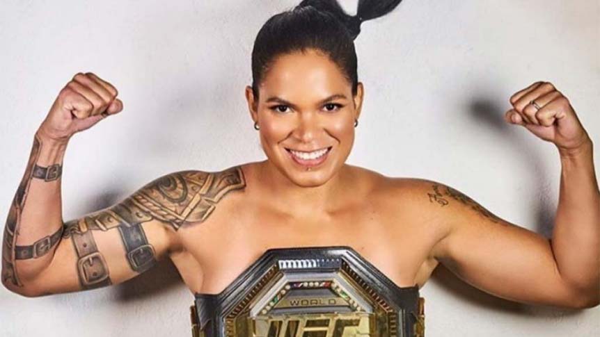 Amanda Nunes posa desnuda con sus cinturones de UFC