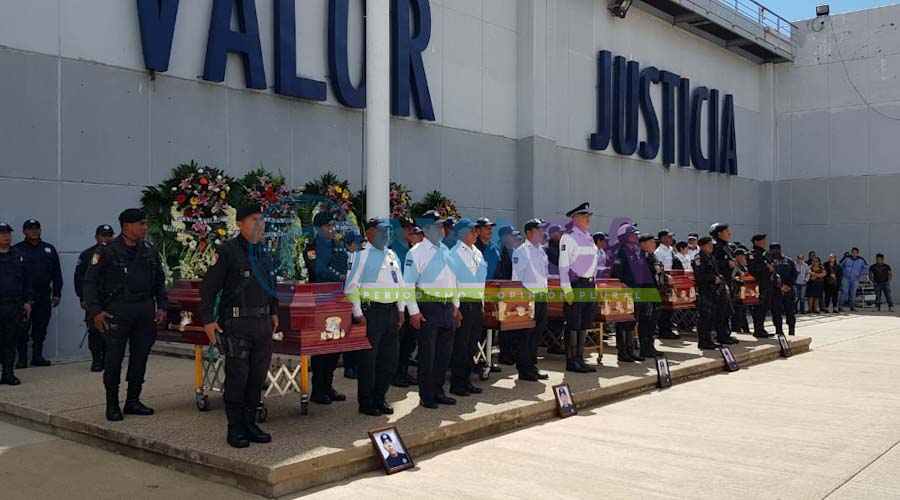 Caras largas, impotencia y lágrimas durante homenaje a Policías abatidos en Oaxaca