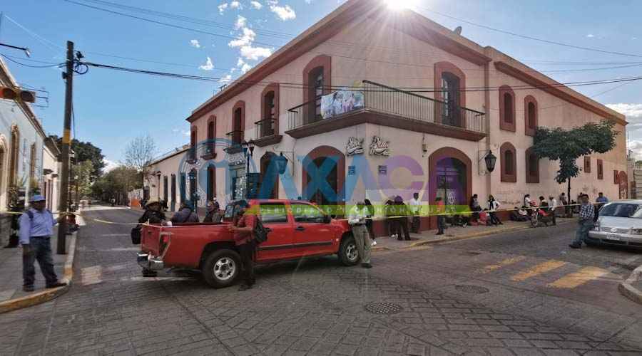 Supervisores de la sección 22 vuelven a bloquear en Av Juárez, Oaxaca Supervisores de la sección 22 vuelven a bloquear en Av Juárez, Oaxaca