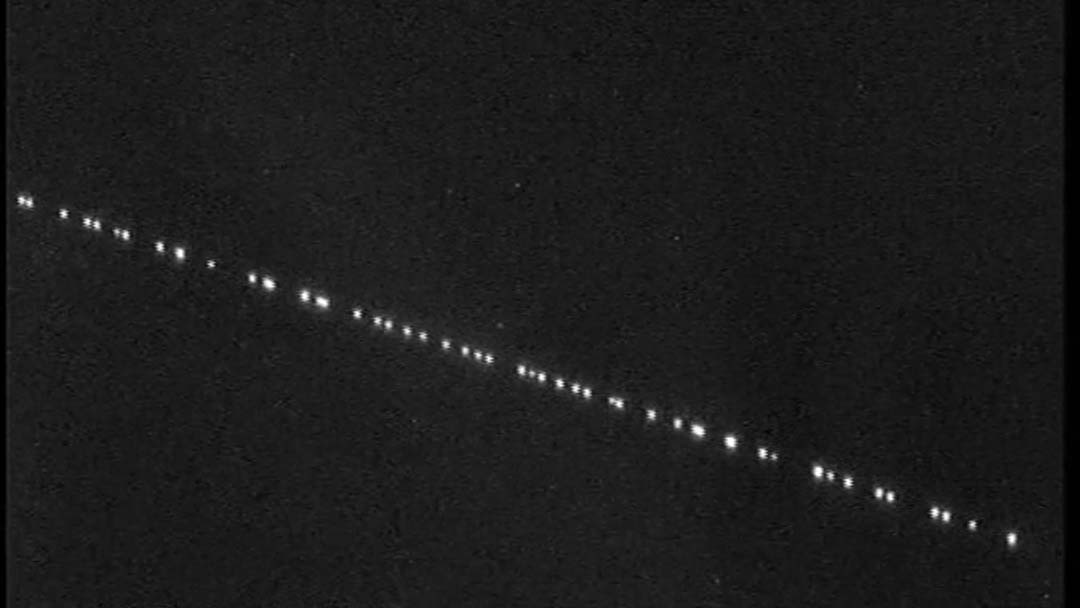 Te decimos donde ver el impresionante paso de los 60 satélites StarLink en el espacio
