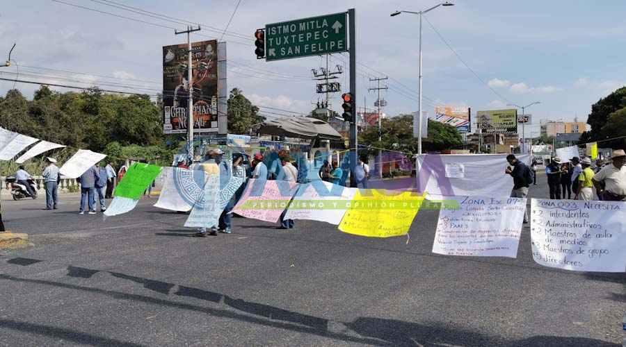 Supervisores y jefes de sector de la sección 22 bloquean crucero de fonapas, Oaxaca Supervisores y jefes de sector de la sección 22 bloquean crucero de fonapas, Oaxaca