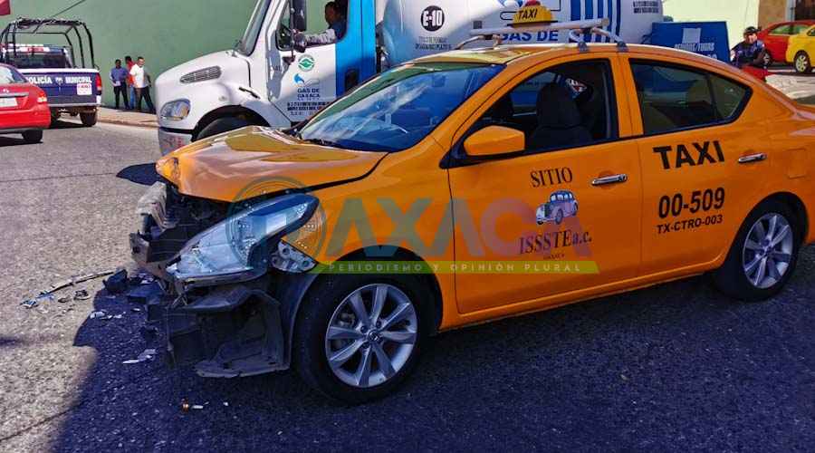 Patrulla de la Policía Municipal provoca choque en Calzada de la República, Oaxaca