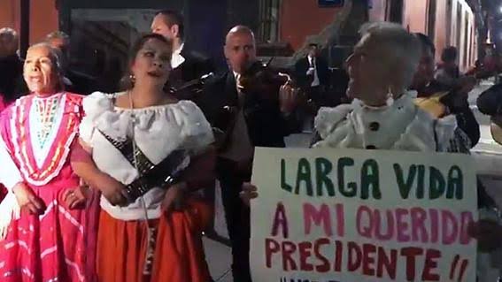 “Adelitas” llevan serenata a López Obrador por su cumpleaños