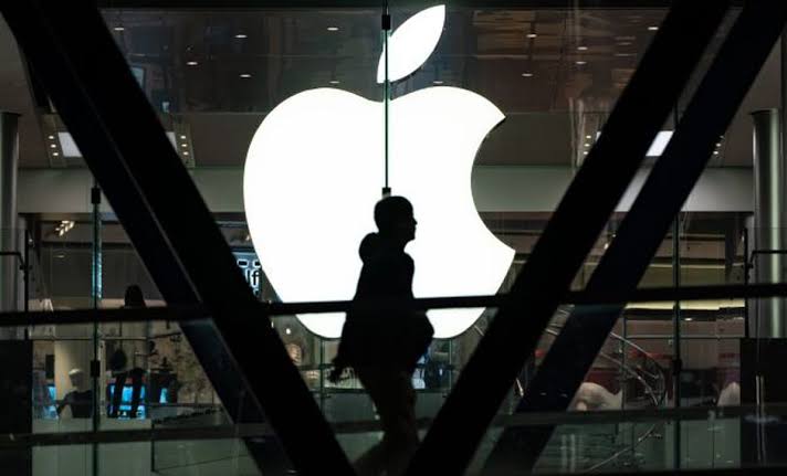 Empleado de Apple le roba el “pack” a clienta que llegó a reparar celular