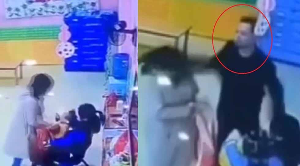 Padre golpea a maestra al ver que maltrataba a su hija