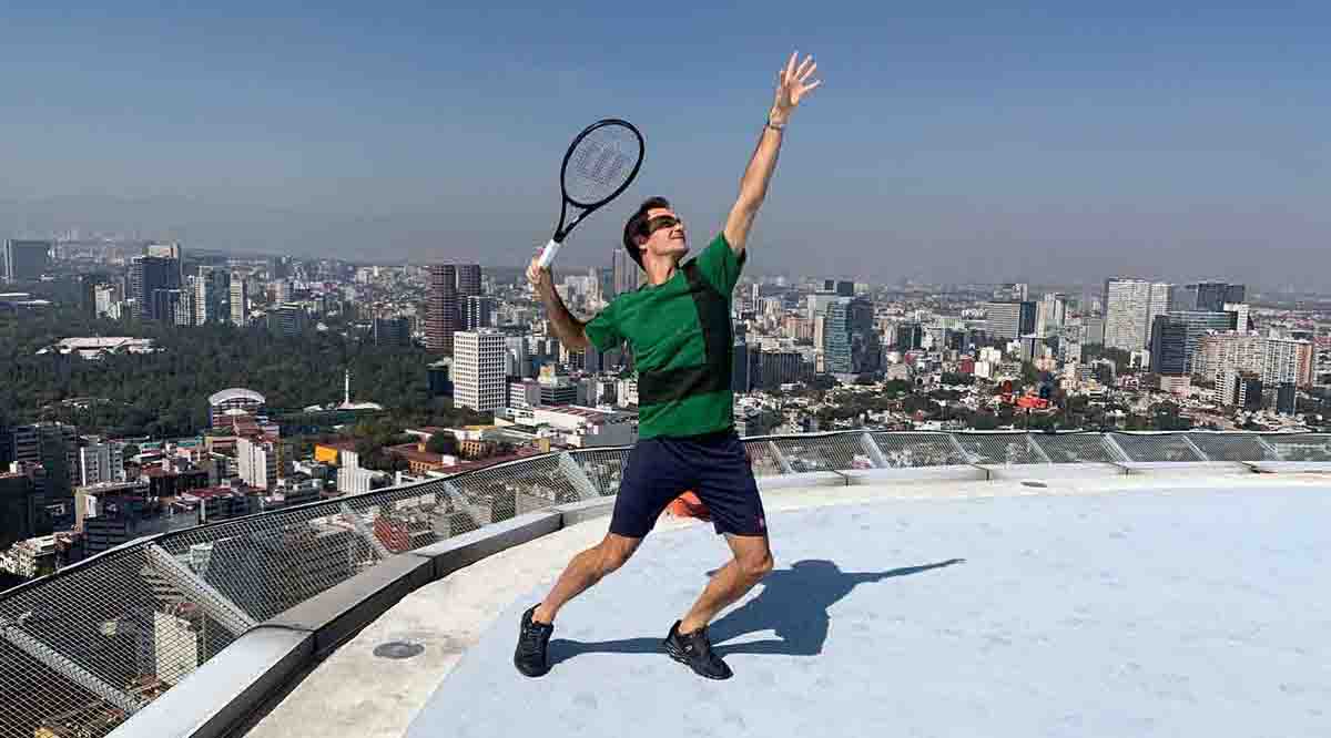 Roger Federer posa en uno de los rascacielos mas altos de la CDMX